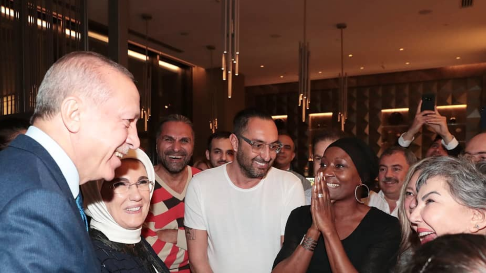 ‪المغنية الأميركية ديلا مايلز في لقاء مع الرئيس التركي رجب طيب أروغان وحرمه‬ (مواقع التواصل)