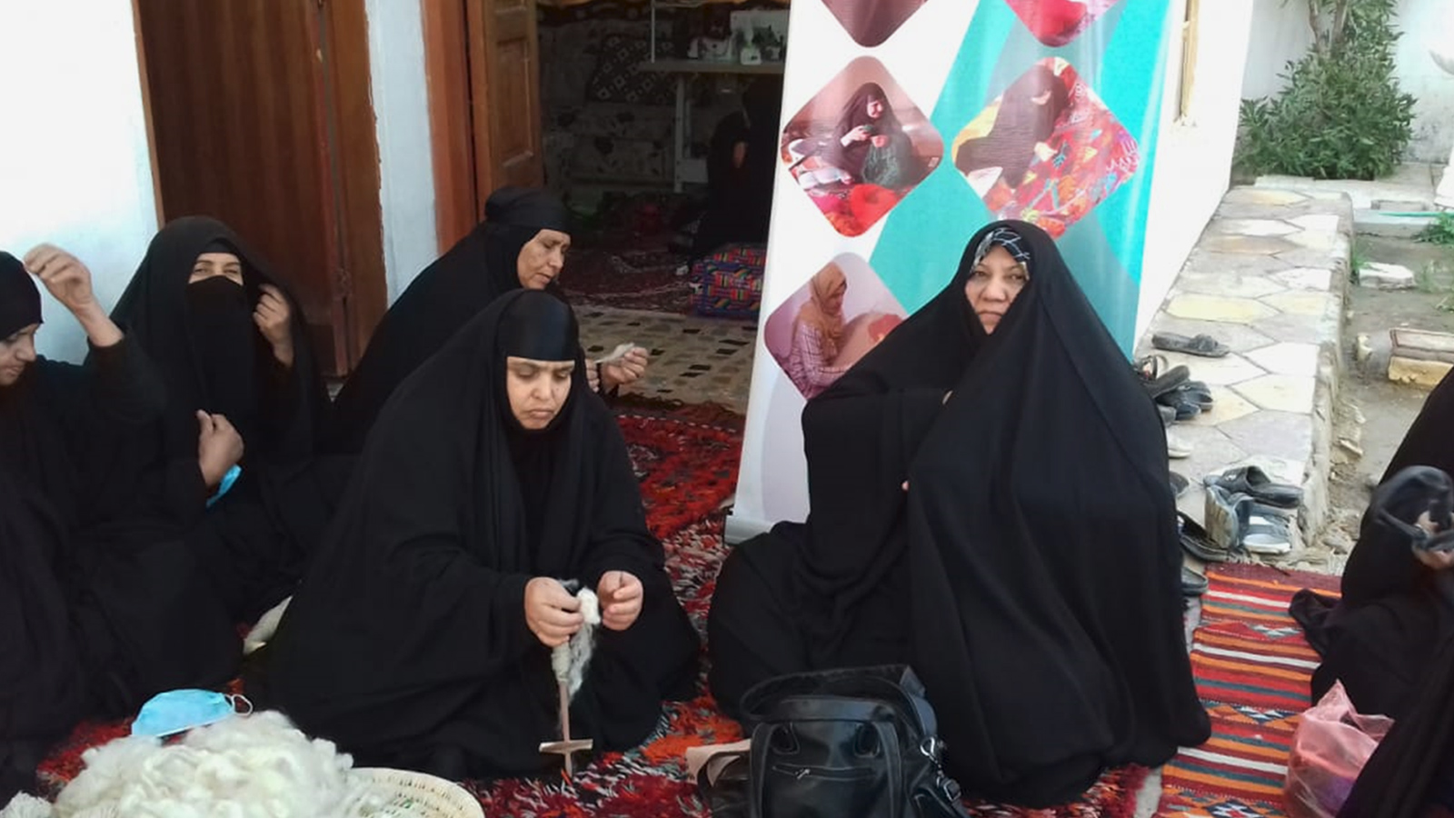 عشرات النساء يتعلمن الحرف التراثية في المشغل الذي تشرف عليه خريجان (الجزيرة نت)