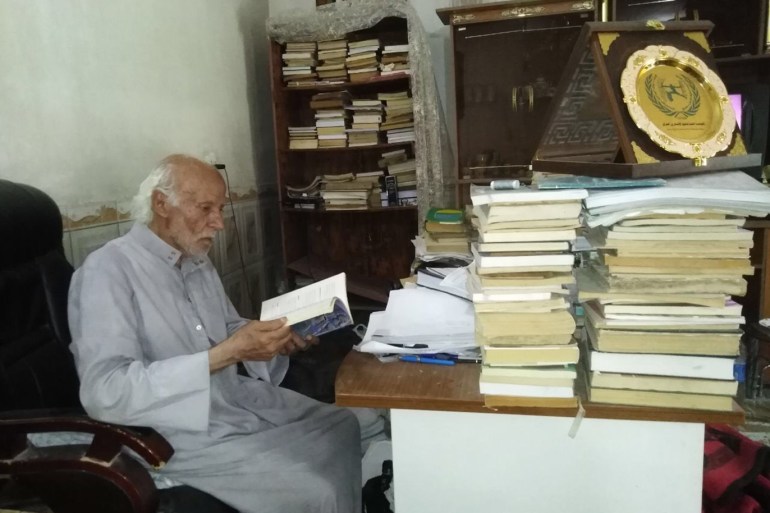 الباحث احمد جابر، وسط مكتبته، بين المصادر والبحوث.