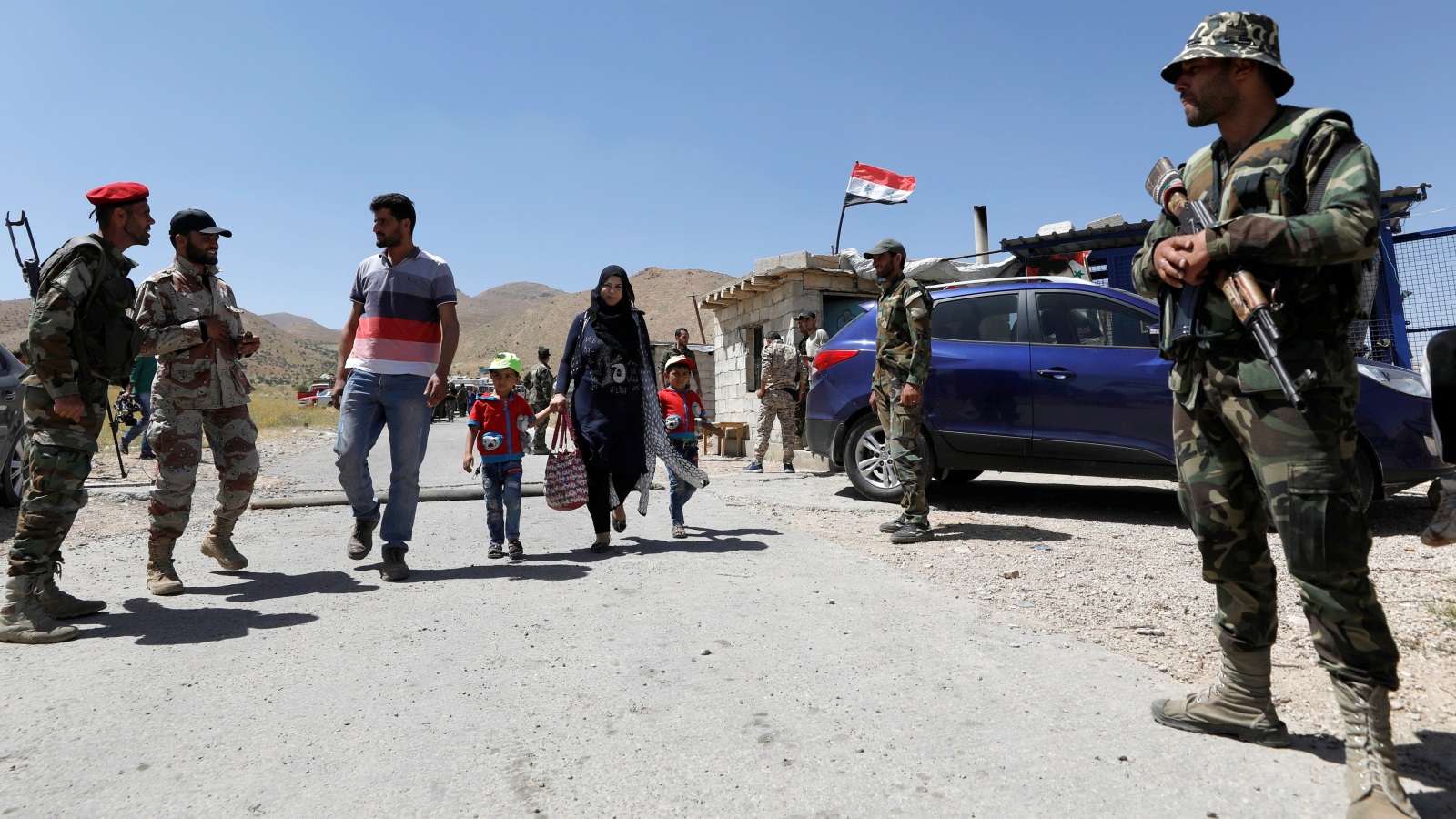 ‪سوريون يعودون إلى مناطقهم في القلمون‬ (رويترز)