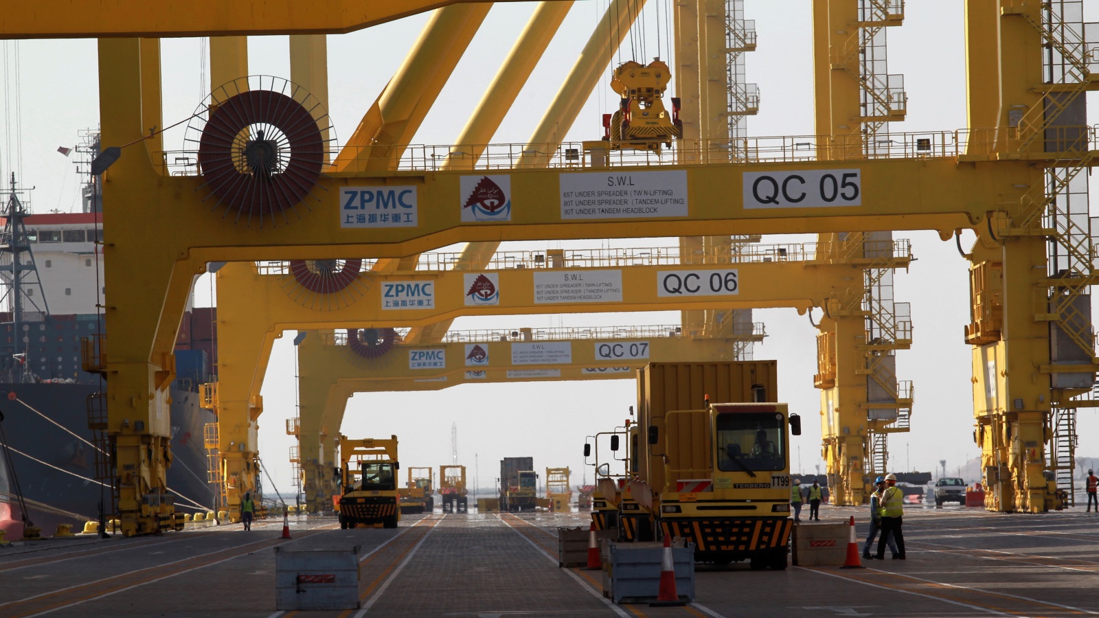‪كان لميناء حمد الدولي دور حيوي في تجاوز تداعيات حصار قطر في مجال استيراد البضائع‬ (رويترز)