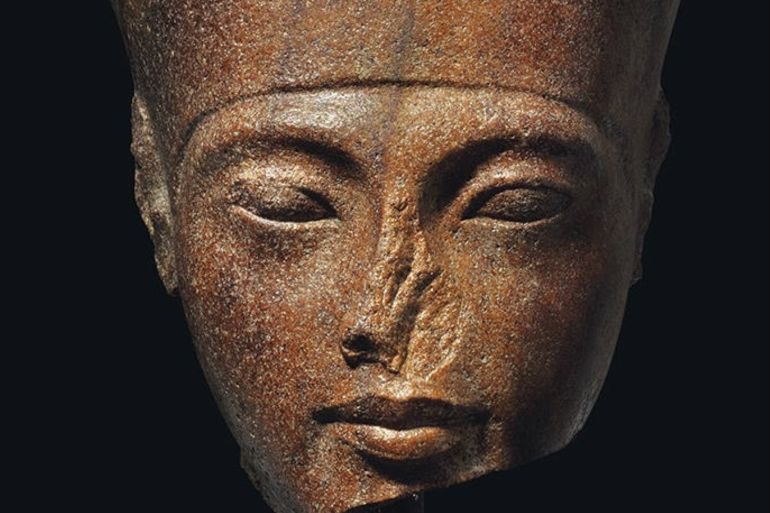 رأس الملك الفرعوني الصغير توت عنخ آمون معروضة حالياً للبيع في صالة مزادات كريستي البريطانية