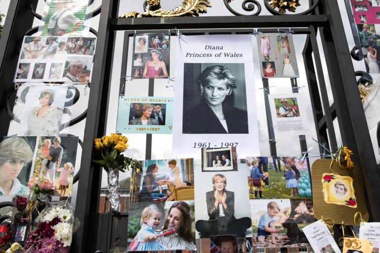 LONDON, ENGLAND - AUGUST 31: Well-wishers and Royal 'enthusiasts' gather outside the gates of Kensington Palace where tributes continue to be left, on the 20th anniversary of the death of Princess Diana on August 31, 2017 in London, England. Today marks the 20th anniversary of the death of Princess Diana. (Photo by Dan Kitwood/Getty Images)