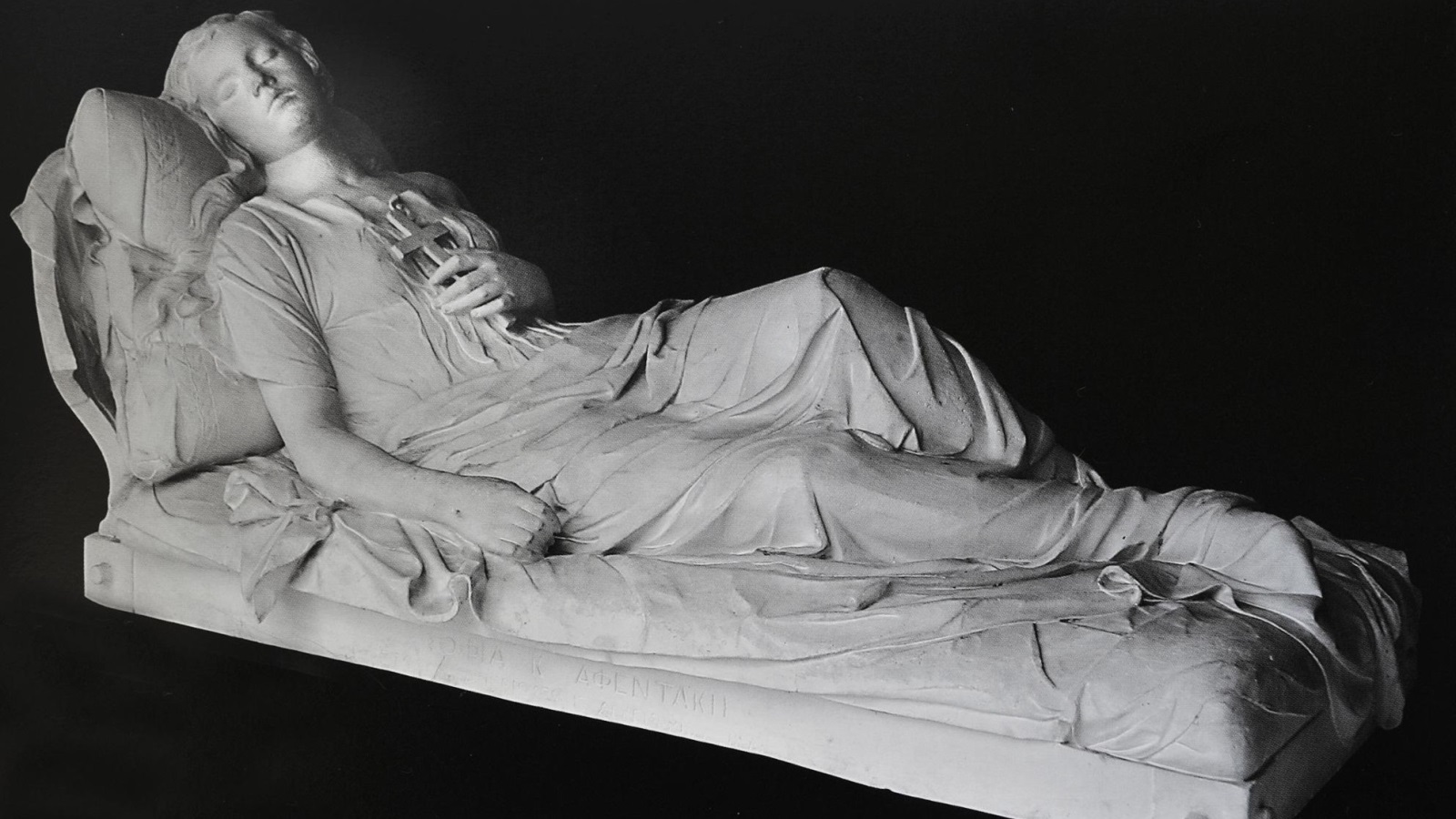 ‪تمثال المرأة النائمة لليوناني يانوليس تشاليباس‬ (مواقع التواصل)
