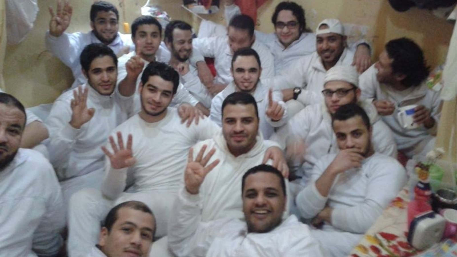 صورة لمجموعة من المعتقلين بأحد السجون المصرية (مواقع التواصل)