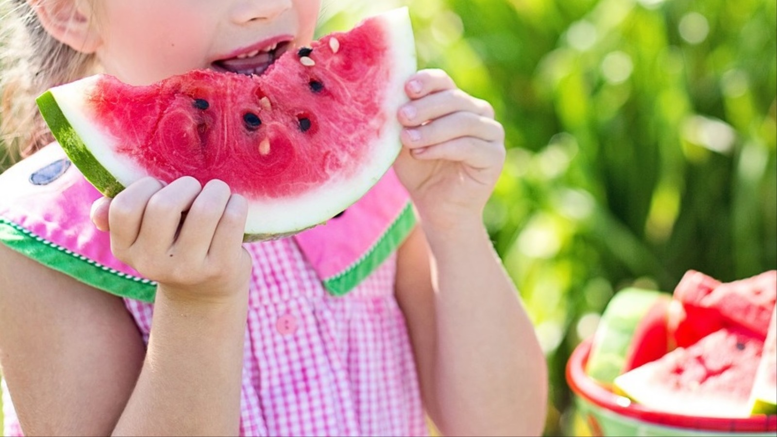 ‪تناول الأطفال للبطيخ قد يسبب الإصابة بالنزلات المعوية لتأثره السريع بارتفاع الحرارة‬ (بيكسابي)