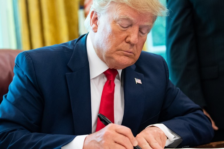 epa07670792 US President Donald J. Trump signs an executive order for additional sanctions against Iran and its leadership, in the Oval Office at the White House in Washington, DC, USA, on 24 June 2019. The sanctions come in the wake of rising tensions in the Middle East including Iran's recent shooting down of a US drone. EPA-EFE/KEVIN DIETSCH / POOL
