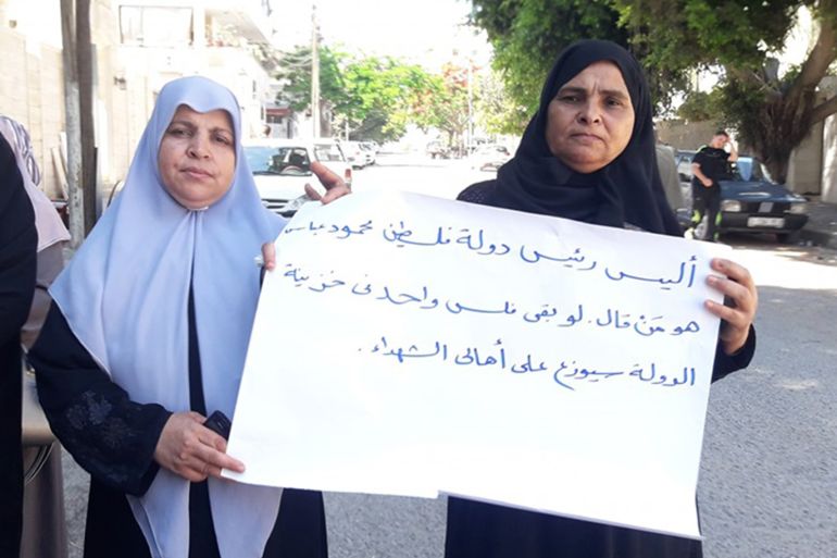 جانب من اعتصام ذوي الشهداء المقطوعة رواتبهم في غزة الأسبوع الماضي