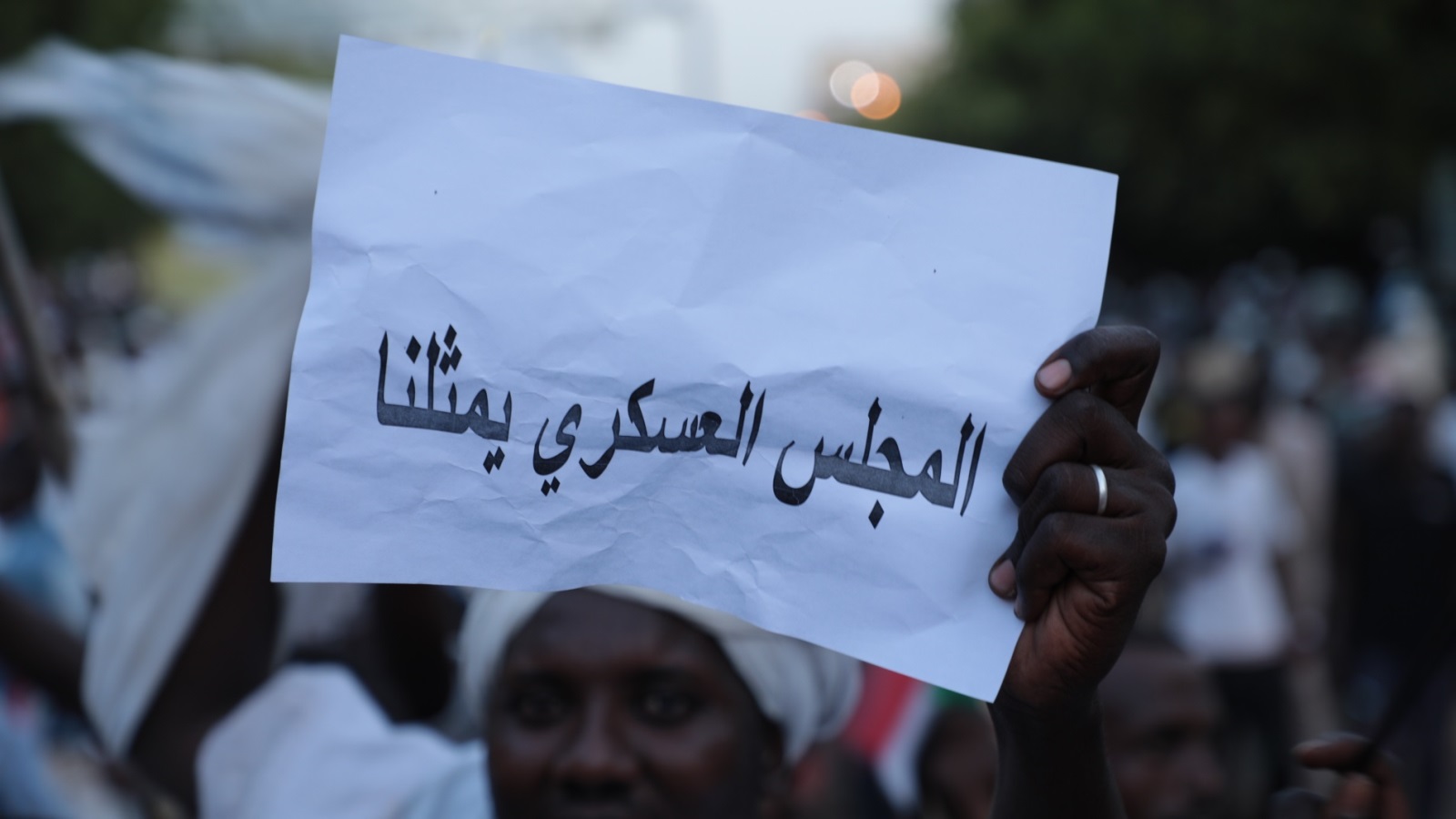 ‪‬ لوموند: ظهور هؤلاء المتظاهرين الجدد المفاجئ بشوارع الخرطوم أكبر دليل على أن العملية الديمقراطية في خطر(الأناضول)