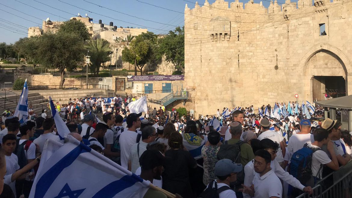 ينظم متطرفو المستوطنين مسيرة الأعلام في البلدة القديمة لمدينة القدس في ذكرى احتلال شطري المدينة