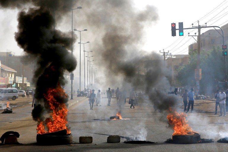 Sudanese protesters burn tyres as they erect barricades on a street and demanding that the country's Transitional Military Council hand over power to civilians in Khartoum, Sudan June 3, 2019. REUTERS/Stringer