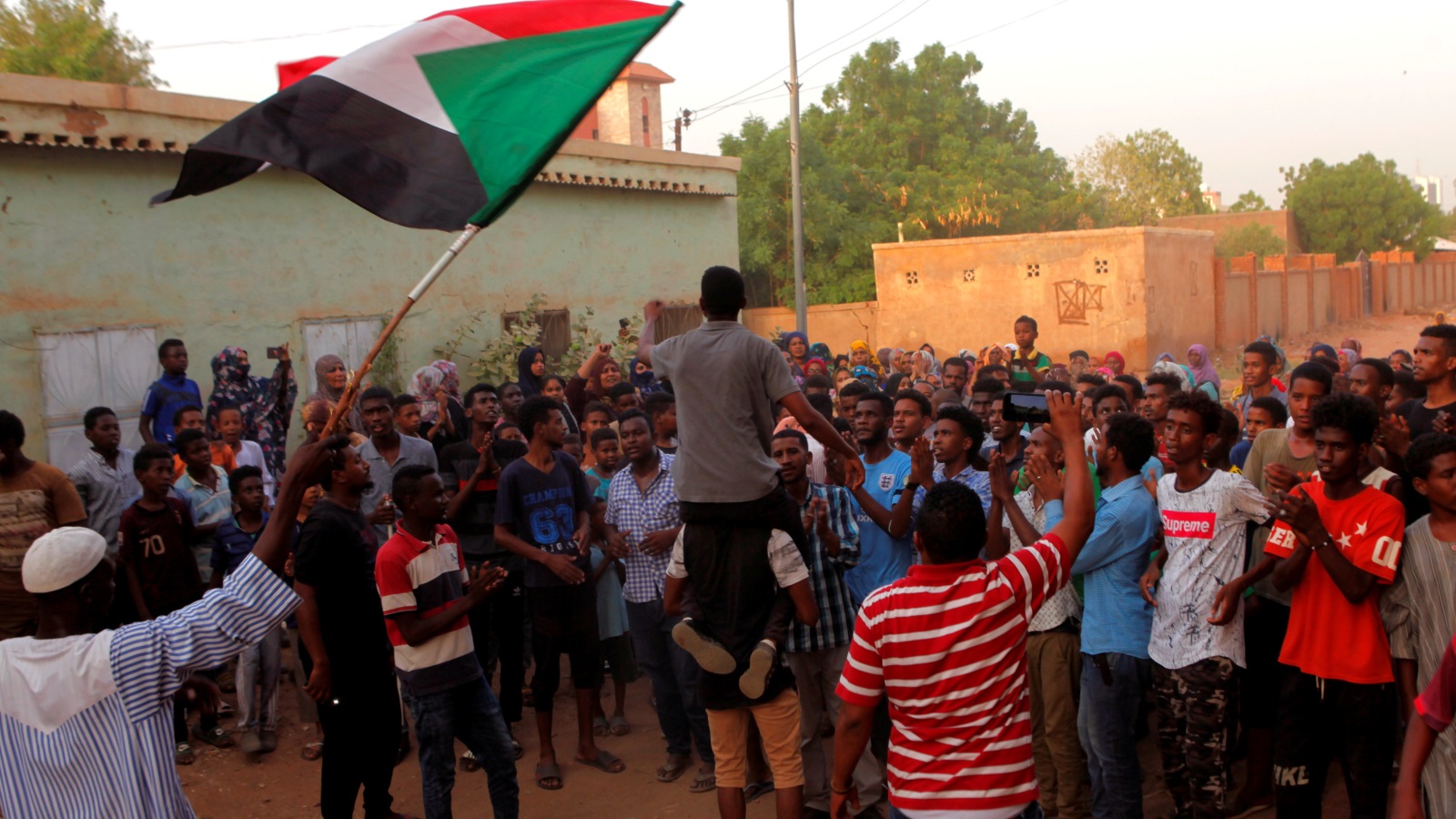 ‪مظاهرة سابقة في الخرطوم ضد المجلس العسكري‬ (رويترز)