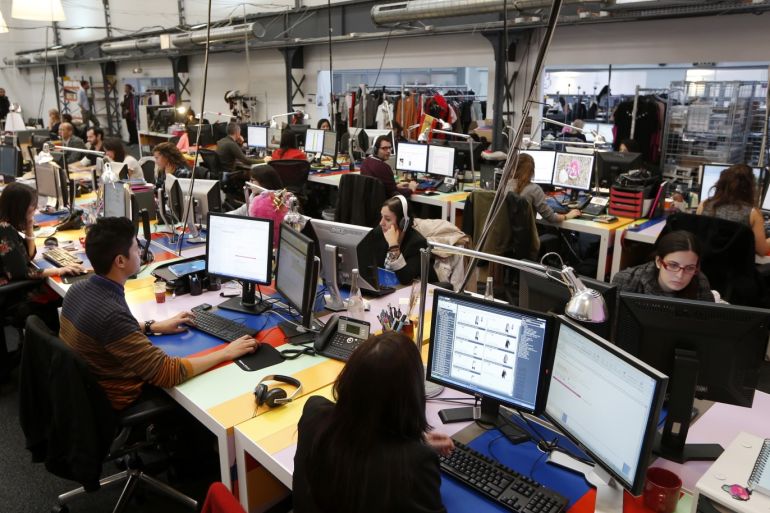 Employees work in front of their computers at the Vente-Privee.com company's headquarters in Saint-Denis near Paris October 24, 2013. REUTERS/Charles Platiau (FRANCE - Tags: BUSINESS)