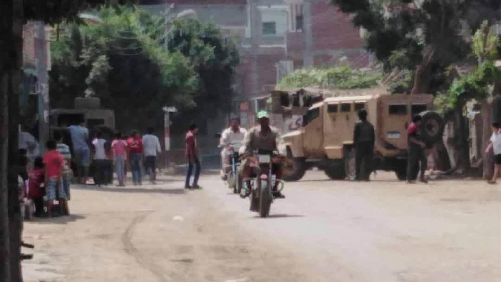 مدرعات الجيش والشرطة انتشرت في كل شوارع القرية (مواقع التواصل)