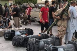 أسلحة عثرت عليها قوات حكومة الوفاق الليبية في مدينة غريان وقالت إنها من الإمارات والولايات المتحدة (مواقع التواصل الاجتماعي)