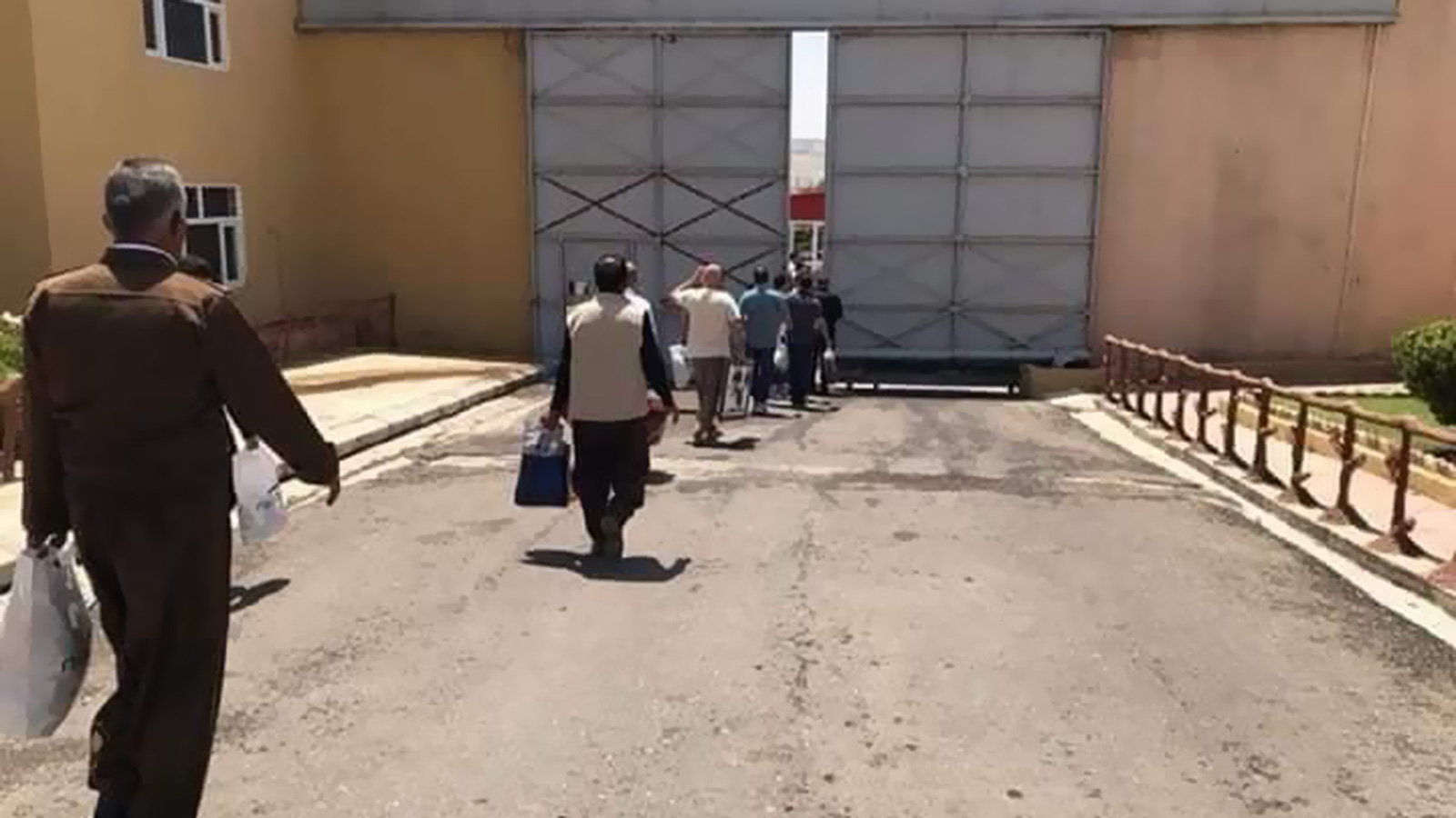 السجناء خلال خروجهم من سجن زركا في إجازة العيد  (التواصل الاجتماعي)