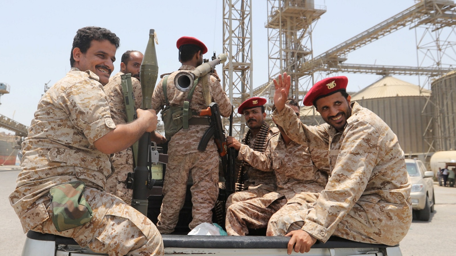 ‪(رويترز)‬ قوات الحوثيين تبنت أمس هجوما على مطار أبها