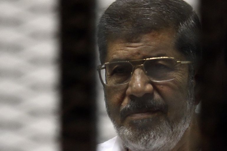 Ousted Egyptian president Mohamed Mursi stands behind bars during his trial at a court in Cairo, May 8, 2014. REUTERS/Stringer (EGYPT - Tags: POLITICS)