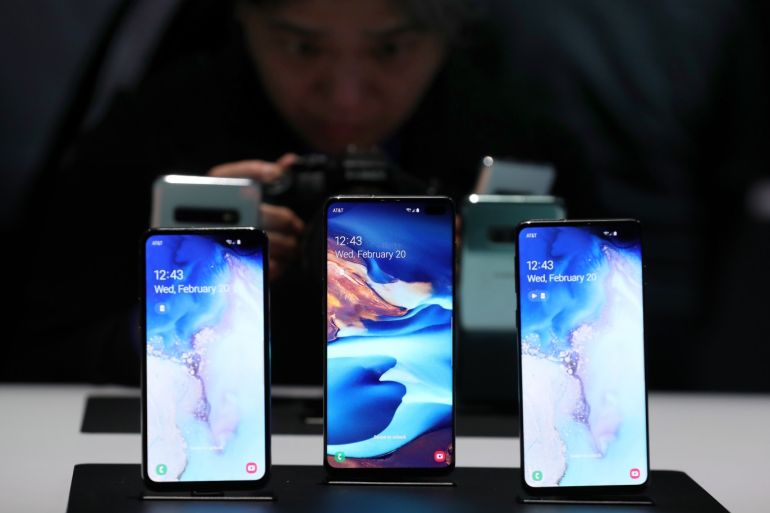 SAN FRANCISCO, CALIFORNIA - FEBRUARY 20: (L-R) The new Samsung Galaxy S10e, Galaxy S10+ and the Galaxy S10 smartphones are displayed during the Samsung Unpacked event on February 20, 2019 in San Francisco, California. Samsung announced a new foldable smartphone, the Samsung Galaxy Fold, as well as a new Galaxy S10 and Galaxy Buds earphones. Justin Sullivan/Getty Images/AFP== FOR NEWSPAPERS, INTERNET, TELCOS & TELEVISION USE ONLY ==
