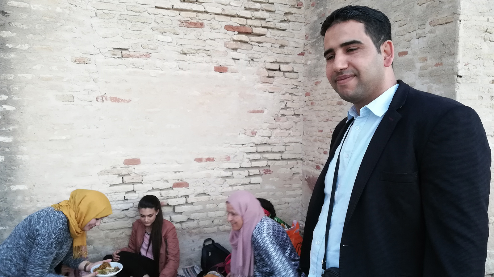 أيوب غمودي بصحبة عائلته يتناولون الإفطار في محيط جامع عقبة بالقيروان (الجزيرة)