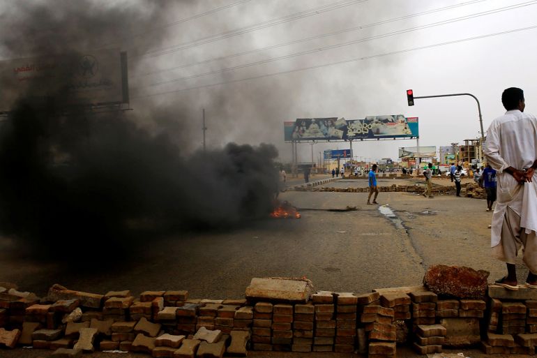 متاريس في شوارع السودان