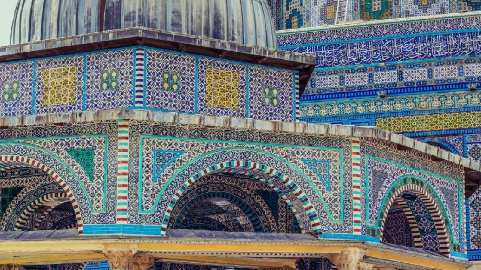 زخرفة المساجد والمعالم الدينية تعكس جمال الخطوط العربية، بما فيها الخط الفارسي (مواقع التواصل)