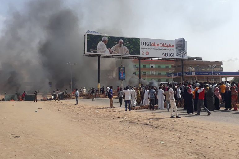 سودانيون يستجيبون لدعوات النزول للشوارع بعد محاولة فض الاعتصام.