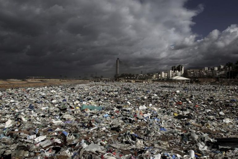 أكوام من النفايات التي جرفتها الرياح القوية والأمواج العاتية إلى شاطئ في كسروان، شمال بيروت، لبنان، في 23 يناير/كانون الثاني 2018.