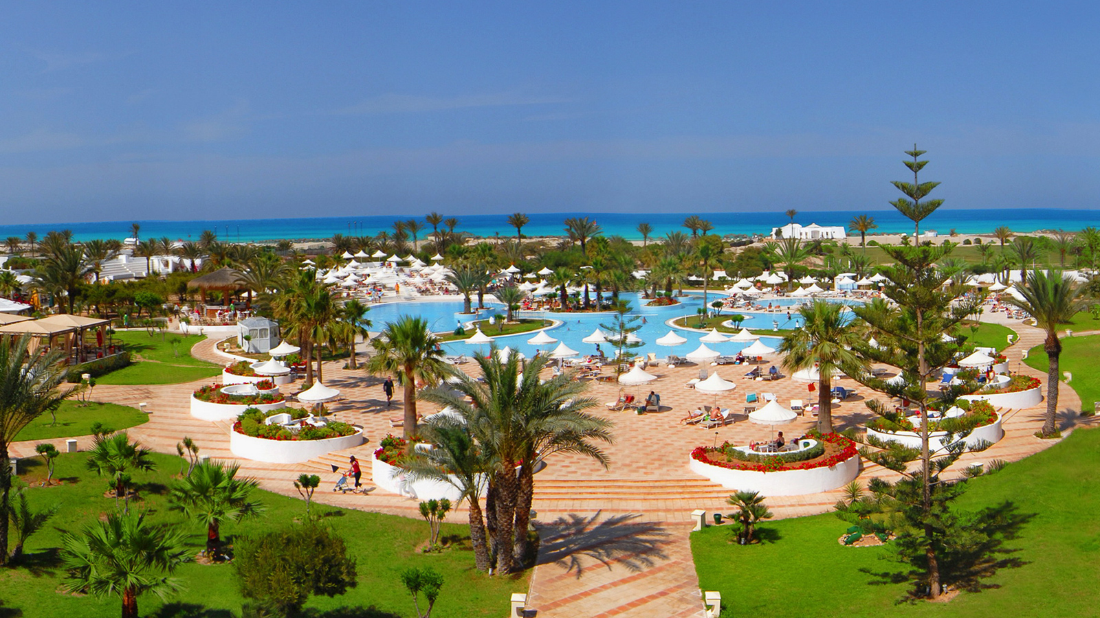 ‪شاطئ حمامات تونس حافل بالأنشطة المائية الرائعة والمتنوعة والمنتجعات القريبة من شاطئ المتوسط‬ (مواقع التواصل)