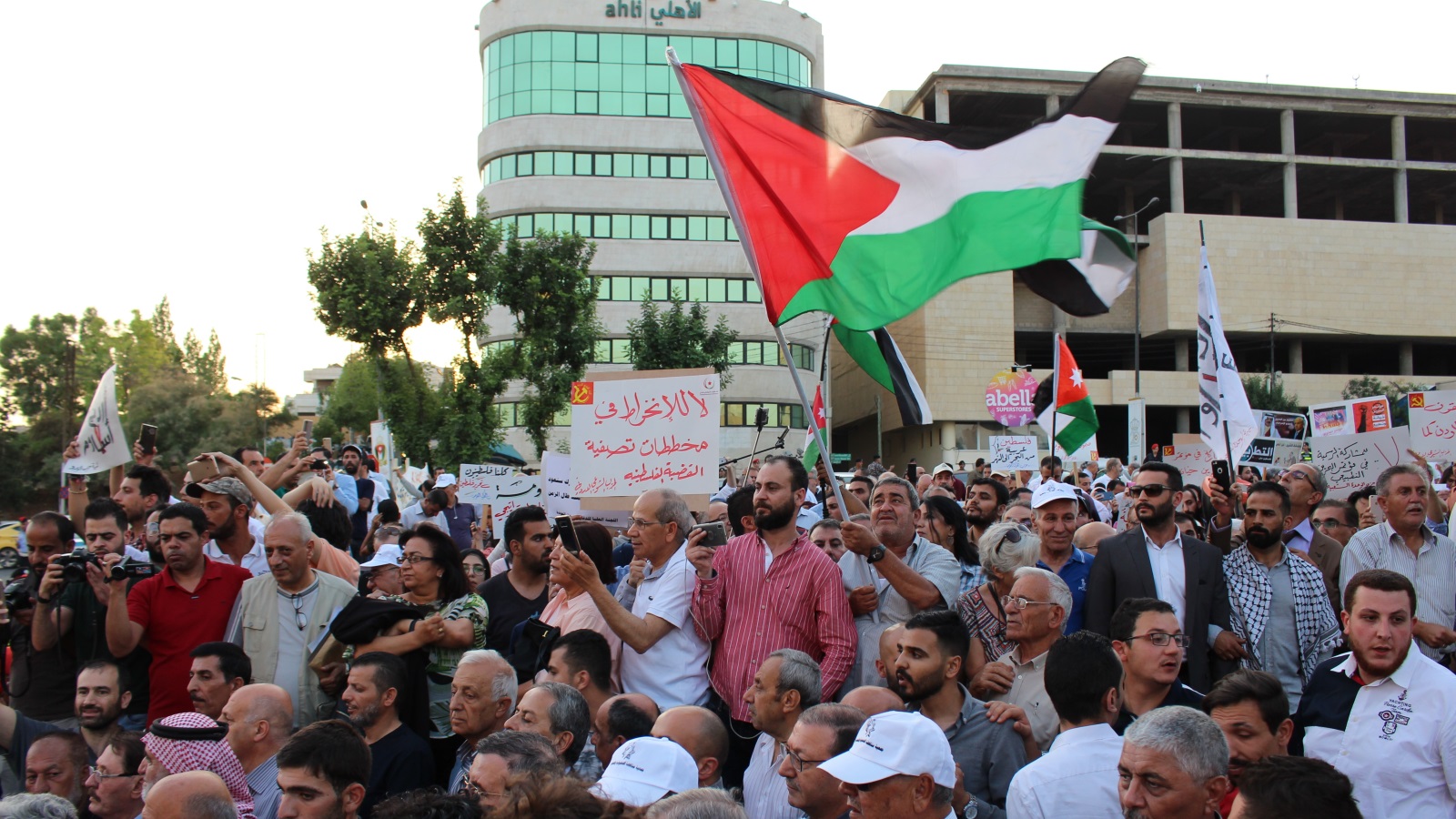 متظاهرون بالعاصمة الأردنية عمان ضد ورشة البحرين التي روج لها كوشنر لدعم الاقتصاد الفلسطيني(الأناضول)
