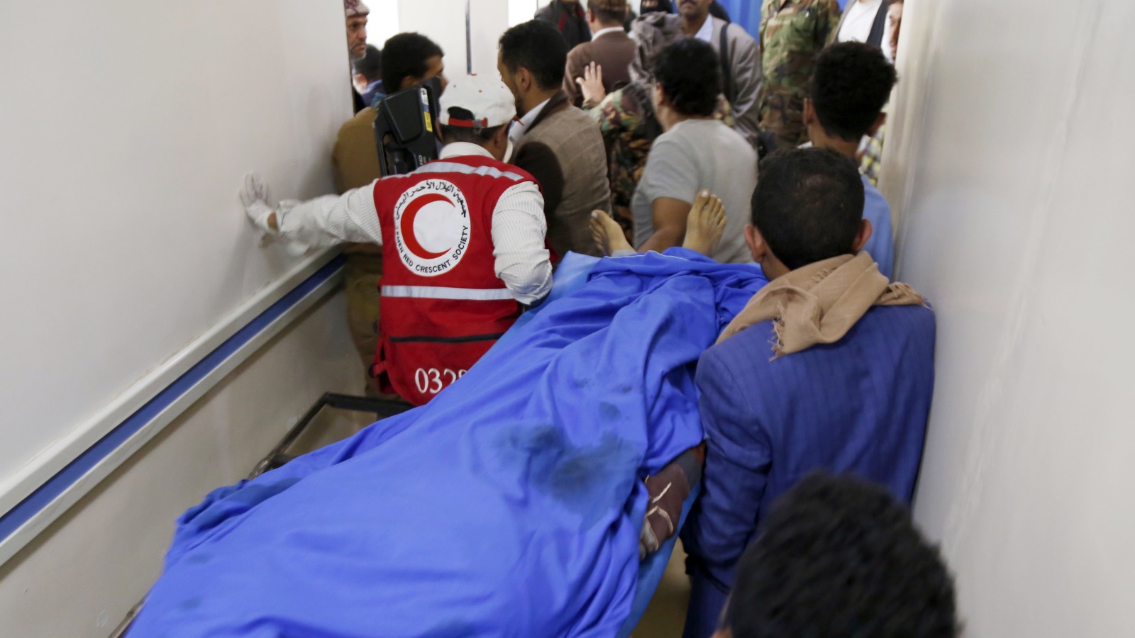 ‪أحد ضحايا غارات التحالف السعودي الإماراتي في صنعاء‬ (رويترز)