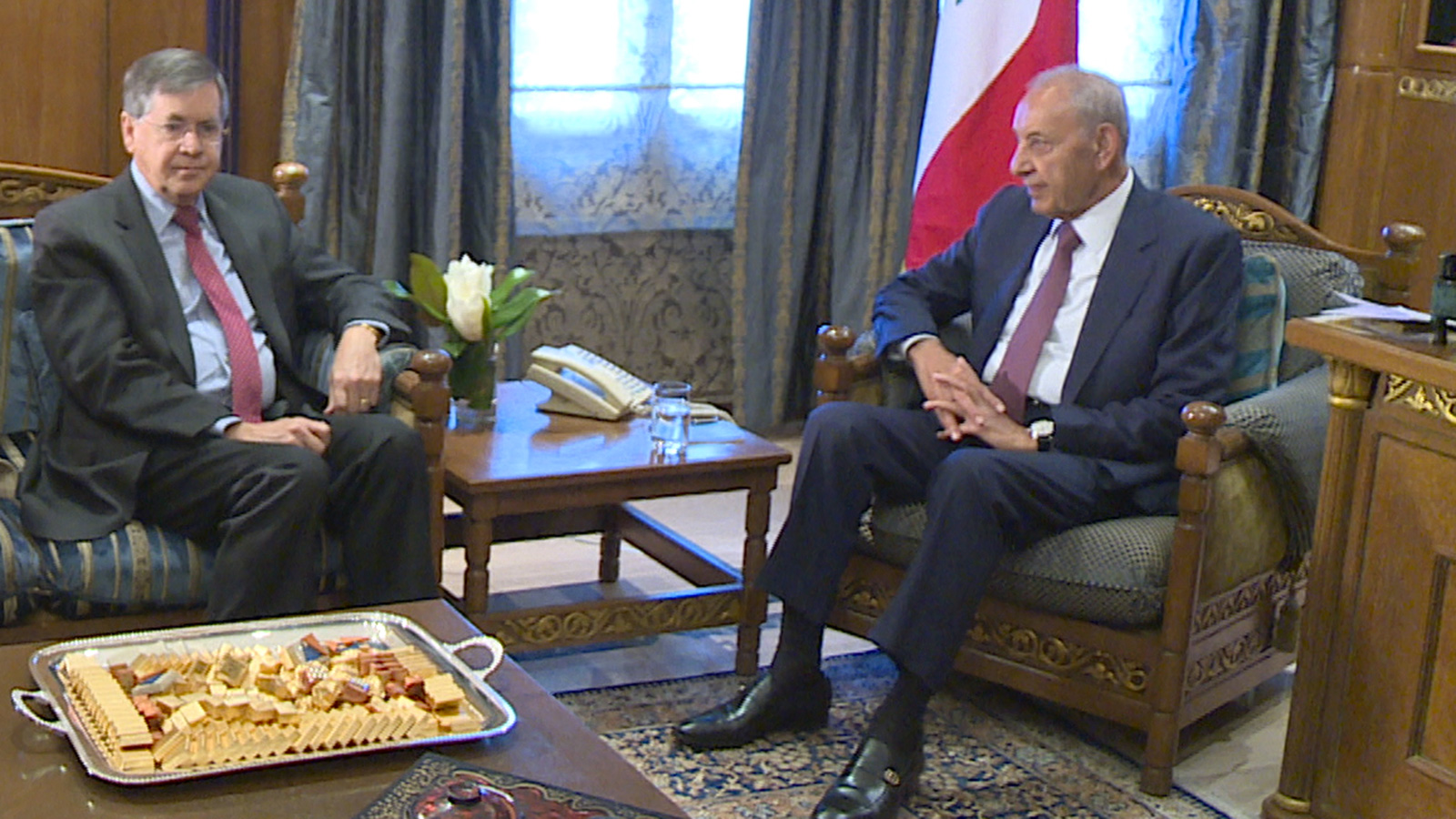 ساترفيلد مجتمعا مع رئيس البرلمان اللبناني نبيه بري (الجزيرة)