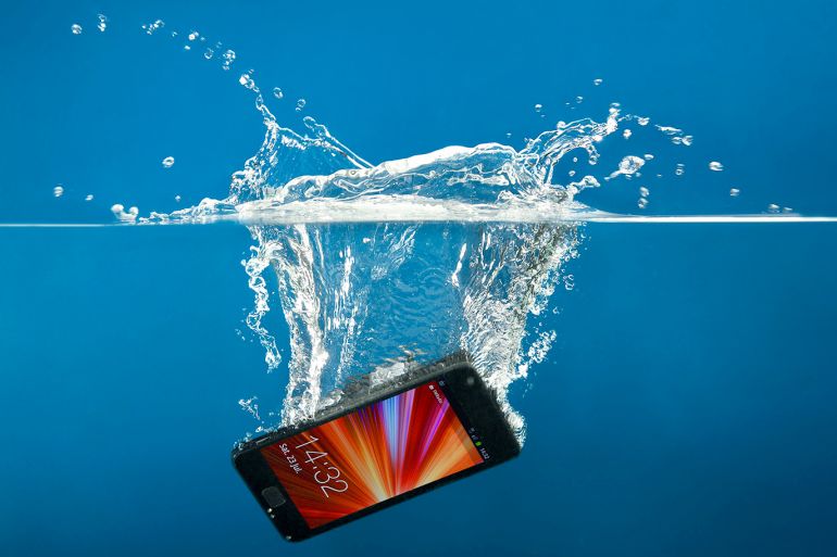 كيف تحافظ على هاتفك من التلف بعد سقوطه في الماء