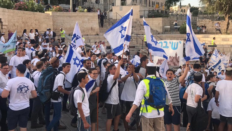 ينظم متطرفو المستوطنين مسيرة الأعلام في البلدة القديمة لمدينة القدس في ذكرى احتلال شطري المدينة
