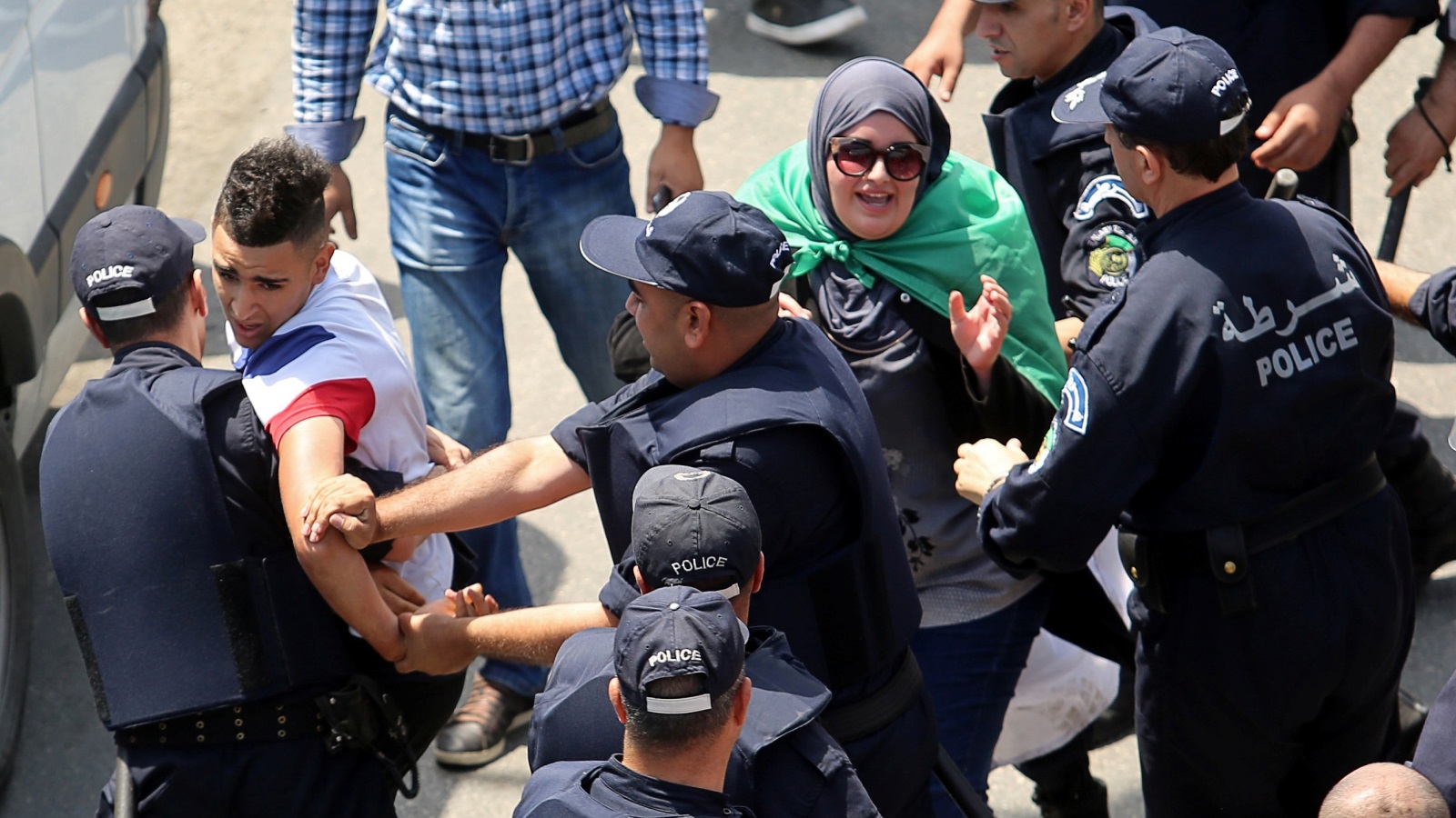 ‪الشرطة الجزائرية تعتقل شابا خلال مظاهرة سابقة بالعاصمة‬ الشرطة الجزائرية تعتقل شابا خلال مظاهرة سابقة بالعاصمة (رويترز)