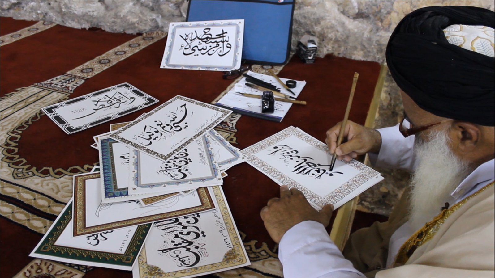 الخط الفارسي مثل اللغة الفارسية تأثر بشكل واسع باللغة العربية وخطها (الجزيرة)
