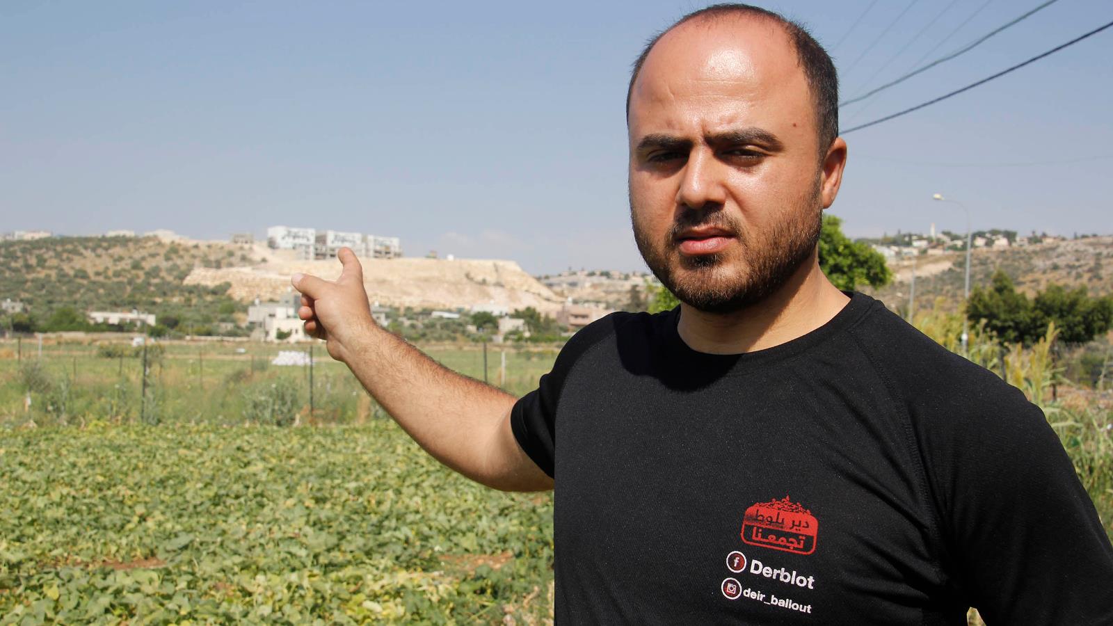 ‪الناشط داوود عبد الله في دير بلوط التي تزحف عليها مستوطنة ليشم‬ (الجزيرة)