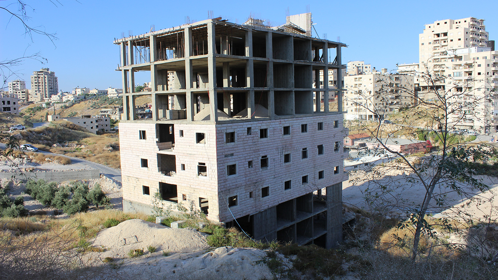 إحدى البنايات المهددة بالهدم في حي وادي الحمص في صور باهر (الجزيرة)