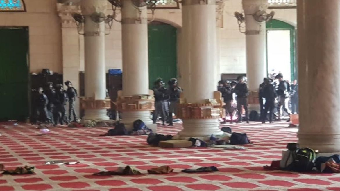 مواجهات عنيفة وقعت في المسجد الأقصى بين المعتكفين والمستوطنين المتطرفين الذين اقتحموا الحرم القدسي