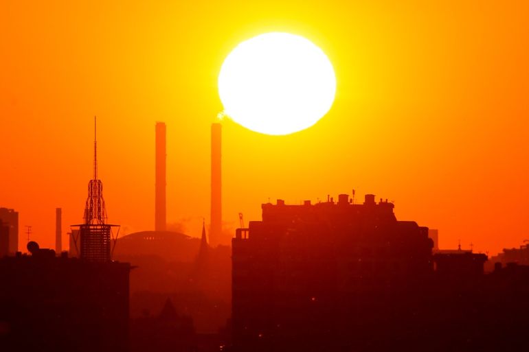 The sun rises behind chimneys of a heating power plant in Moscow, Russia May 30, 2018. REUTERS/Maxim Shemetov
