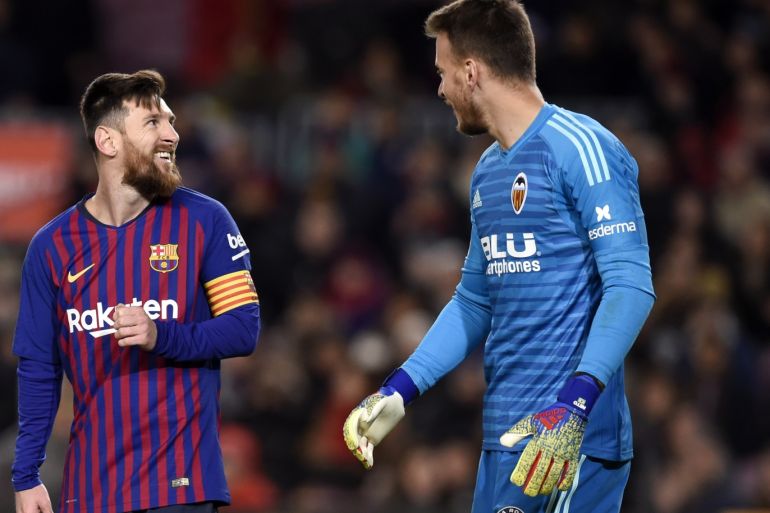 BARCELONA, SPAIN - FEBRUARY 02: Lionel Messi of Barcelona reacts as Norberto Murara Neto of Valencia looks on during the La Liga match between FC Barcelona and Valencia CF at Camp Nou on February 2, 2019 in Barcelona, Spain. (Photo by Alex Caparros/Getty Images)