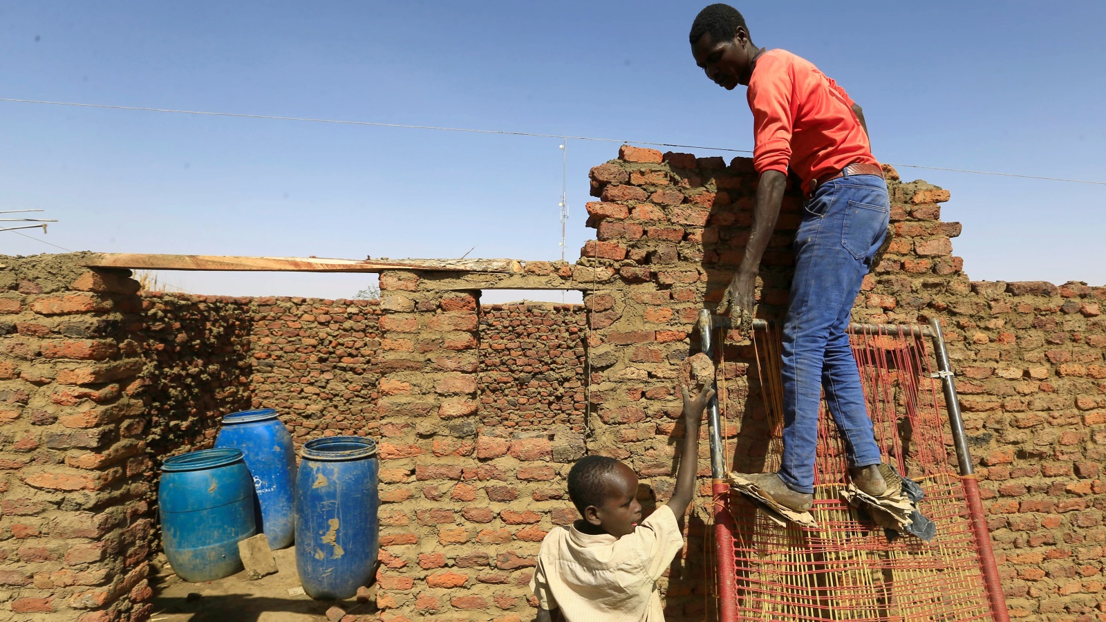 ‪أهالي دارفور يسعون للبناء بعد أن عانوا الخراب والهدم‬ (رويترز ـ أرشيف)