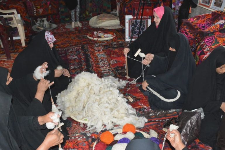 70 امرأة يتعلمن الحرف اليدوية التراثية في محافظة السماوة العراقية