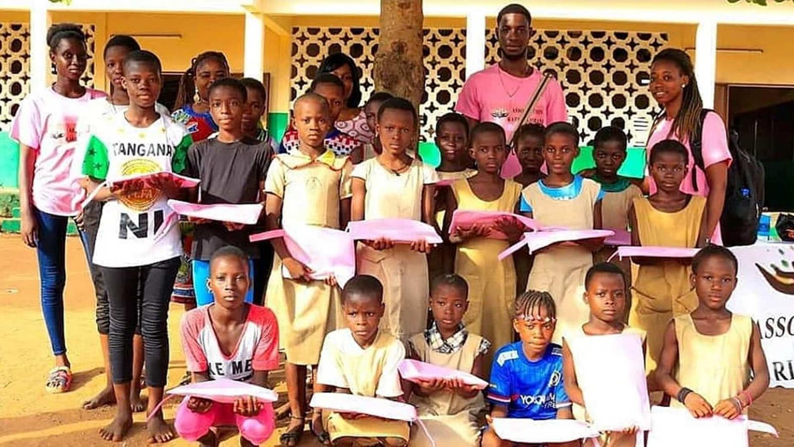 المنظمة وزعت أدوات مدرسية على أطفال في البنين(الجزيرة)