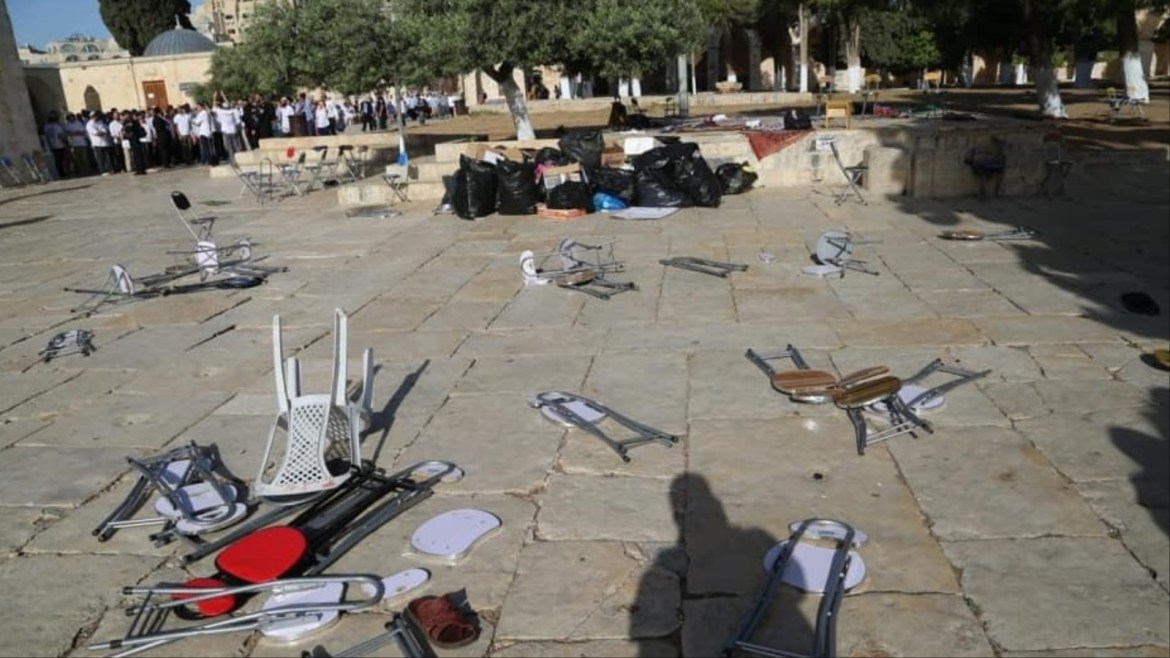 مواجهات عنيفة وقعت في المسجد الأقصى بين المعتكفين والمستوطنين المتطرفين الذين اقتحموا الحرم القدسي