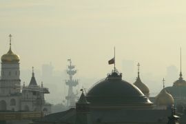 A Russian presidential banner flies at half-mast on the roof of Kremlin Senate in Moscow, Russia November 1, 2015. Airbus A321, operated by Russian airline Kogalymavia under the brand name Metrojet, carrying 224 passengers crashed into a mountainous area of Egypt's Sinai peninsula on Saturday shortly after losing radar contact near cruising altitude, killing all aboard. Russian President Vladimir Putin declared a day of national mourning for Sunday. REUTERS/Maxim Sheme