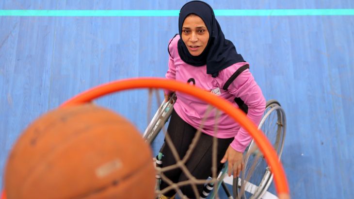 لاعبة كرة سلة فلسطينية تساند والديها رغم الإعاقة