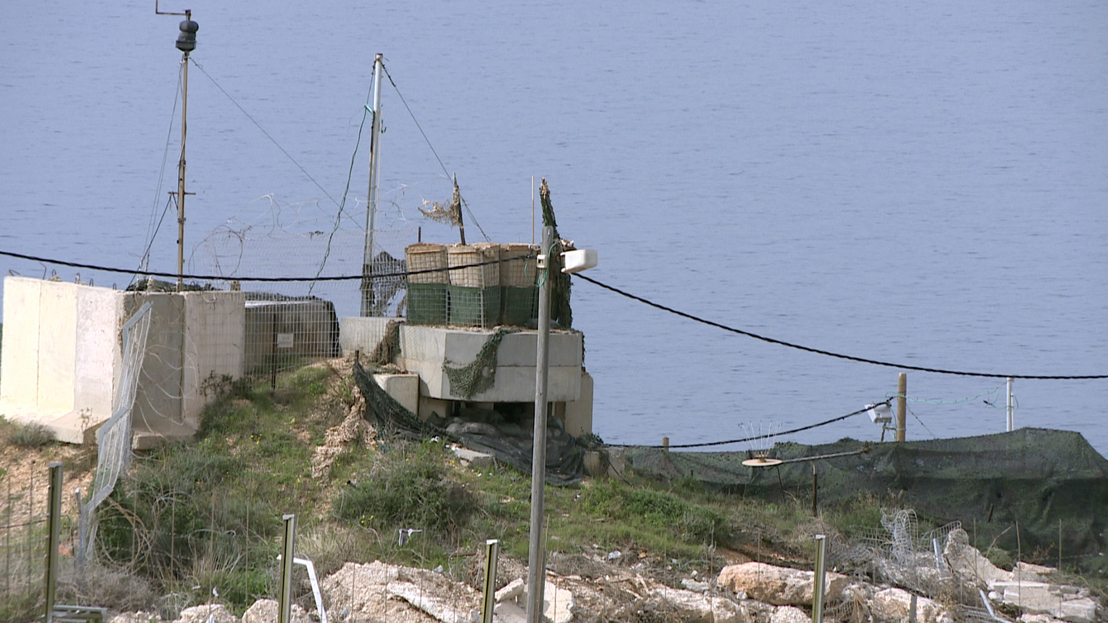 موقع إسرائيلي كما يبدو من الجانب اللبناني قبالة شاطئ رأس الناقورة (الجزيرة)