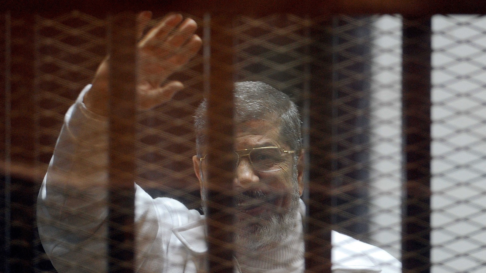 مرسي رفض الاعتراف بشرعية الانقلاب أو محاكمته (الأناضول)