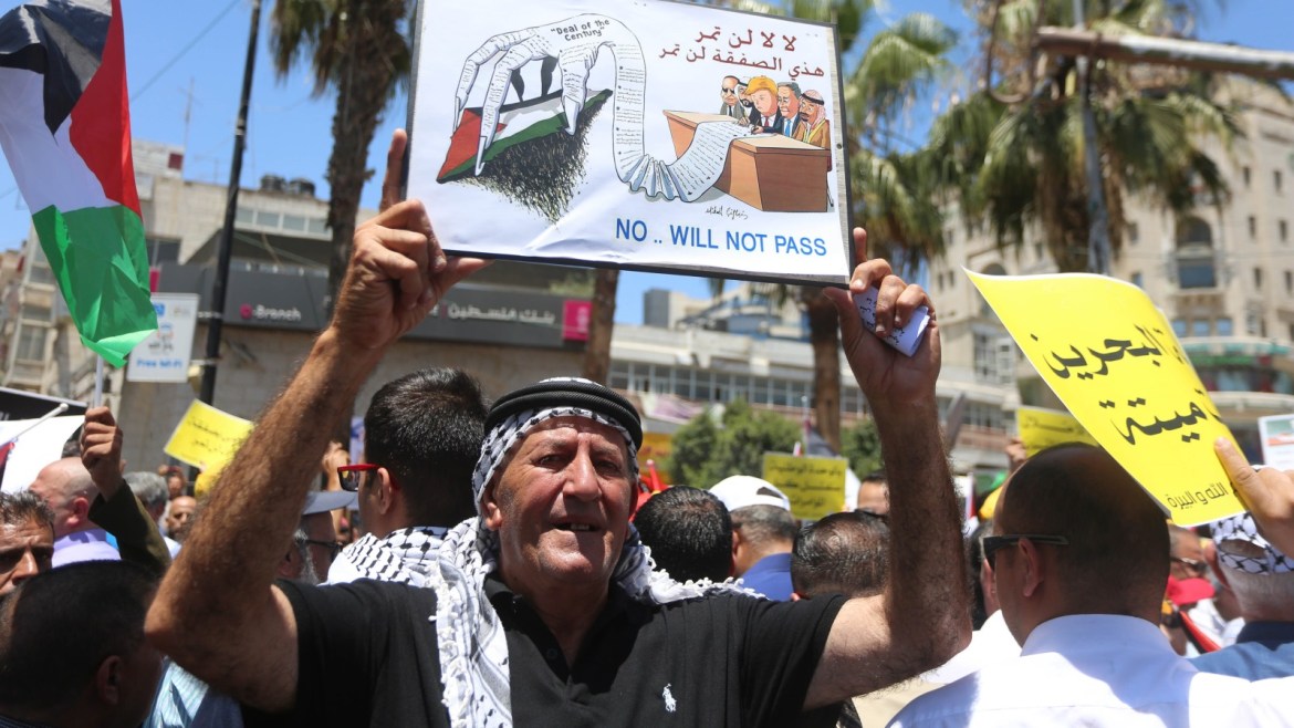شارك مئات الفلسطينيين، في مسيرات ووقفات، في الضفة الغربية المحتلة، الإثنين، احتجاجا على مؤتمر المنامة الاقتصادي، مطالبين بمقاطعته. (الأناضول)